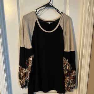 Umgee Black and Gray Raglan 3/4 Sleeve Blouse